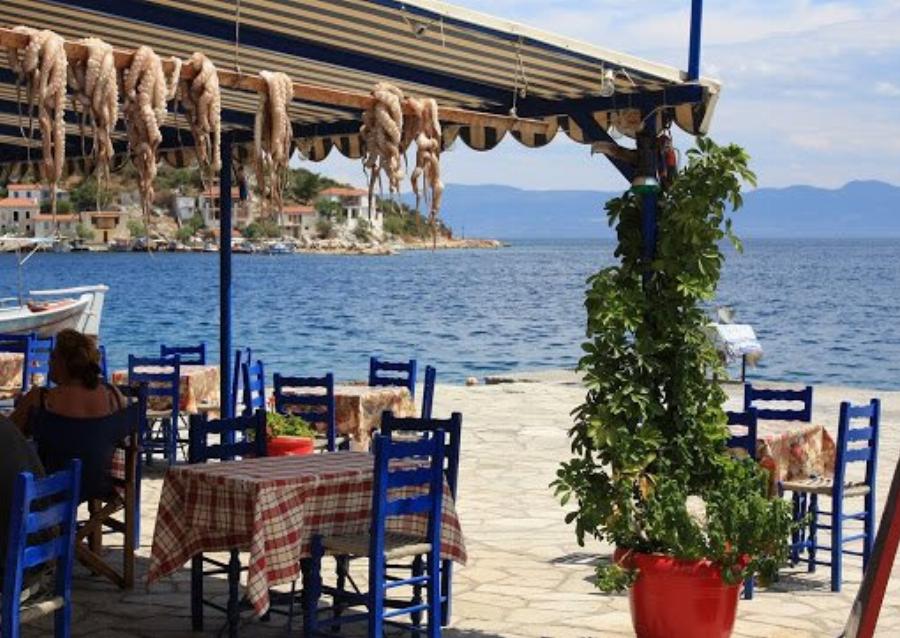 Ένας μυστικός «παράδεισος» χωρίς τουρίστες: Ο απόλυτος προορισμός που τρως ψαράκι, πίνεις και κοιμάσαι, με 15€ την ημέρα