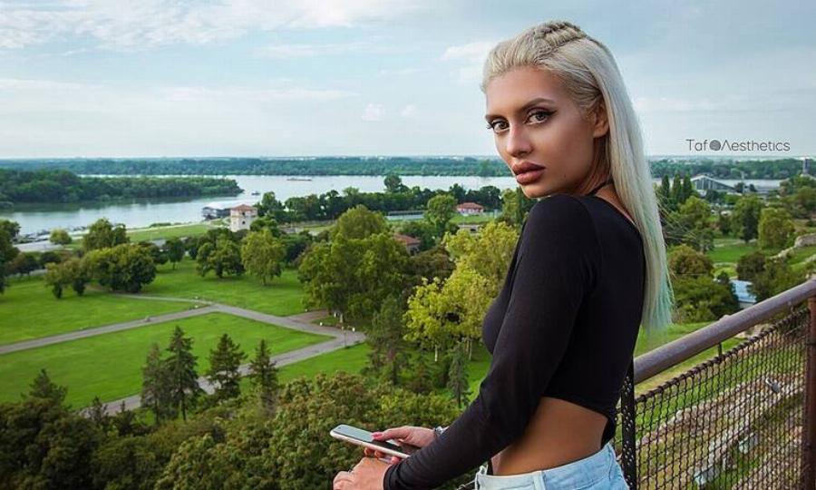 Άλλος άνθρωπος και μελαχρινή η Αθηνά Σίνδου: Δεν θα την αναγνώριζε ούτε ο Αλέξης Παππάς, επτά μήνες μετά το «Bachelor»