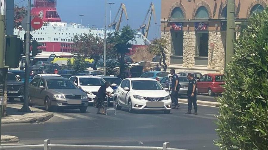 Πράξεις ανθρωπιάς από την ελληνική αστυνομία: Έκλεισαν τον δρόμο για να περάσει ηλικιωμένη