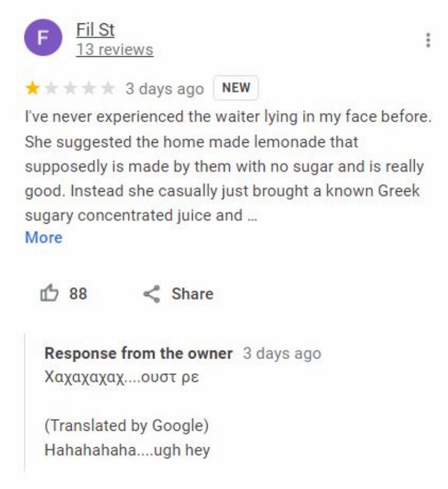 «Ουστ ρε, φώναζες σαν κότα»: Έλληνας ιδιοκτήτης beach bar βρίζει όποιον αφήνει κακή κριτική προκαλώντας χαμό στο Ίντερνετ