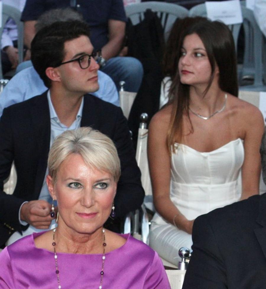 Κομψή και σικ: Η Νατάσα Παζαΐτη εντυπωσίασε με την κομψότητα σε εμφάνιση της στην Επίδαυρο