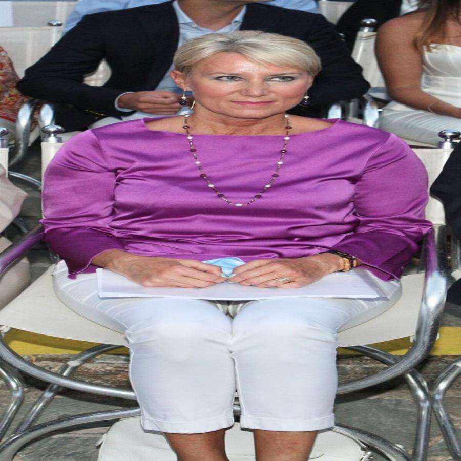 Κομψή και σικ: Η Νατάσα Παζαΐτη εντυπωσίασε με την κομψότητα σε εμφάνιση της στην Επίδαυρο