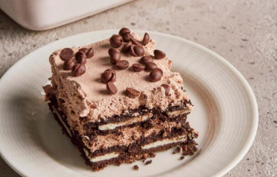 Δεν θα μείνει ούτε κομμάτι: Σκέτη κόλαση μπισκοτογλυκό με σοκολάτα, κρέμα και λικέρ βύσσινο