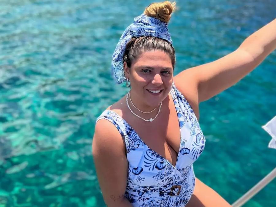 Πιο σέξι και όμορφη από ποτέ η Δανάη Μπάρκα: Η “πικάντικη” φωτογραφία με μαγιό και η πόζα πάνω στα βράχια