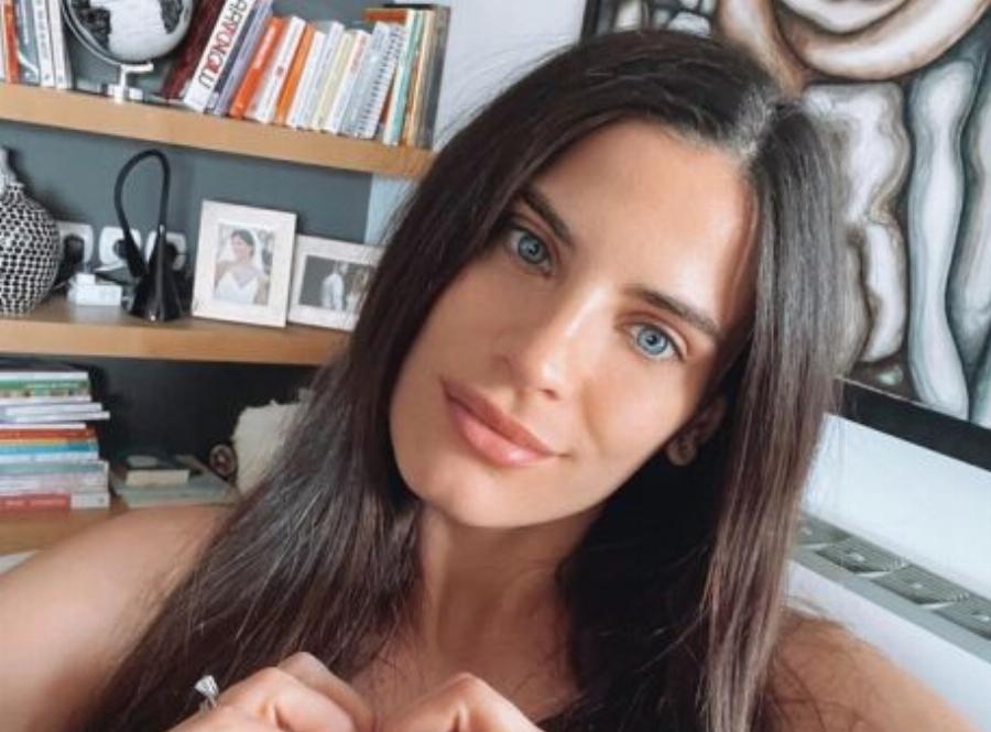 Η πιο στυλάτη της Μυκόνου: Η casual εμφάνιση με τα χρυσά σανδάλια της Χριστίνας Μπόμπα και η τιμή που θα σε ξετρελάνει