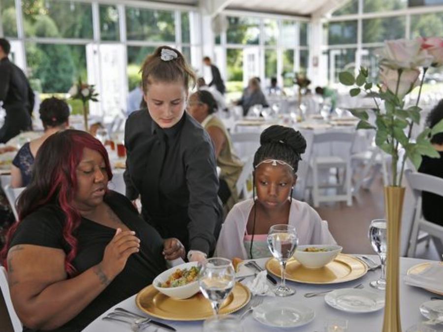 Πως η ματαίωση του γάμου της βγήκε σε καλό: Νύφη στην Αμερική ακύρωσε τον γάμο και κάλεσε άστεγους στη δεξίωση
