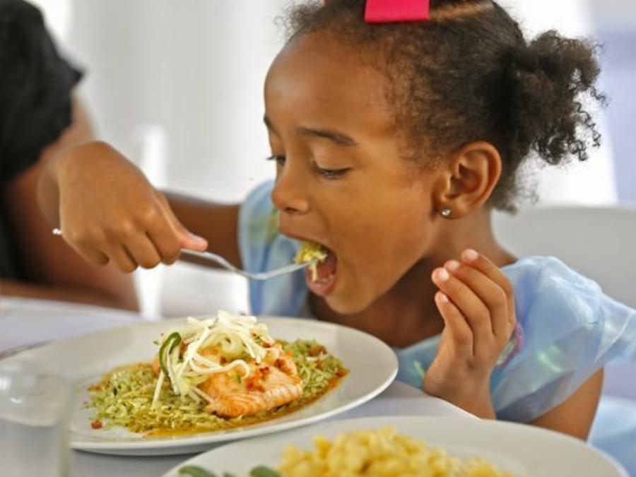 Πως η ματαίωση του γάμου της βγήκε σε καλό: Νύφη στην Αμερική ακύρωσε τον γάμο και κάλεσε άστεγους στη δεξίωση