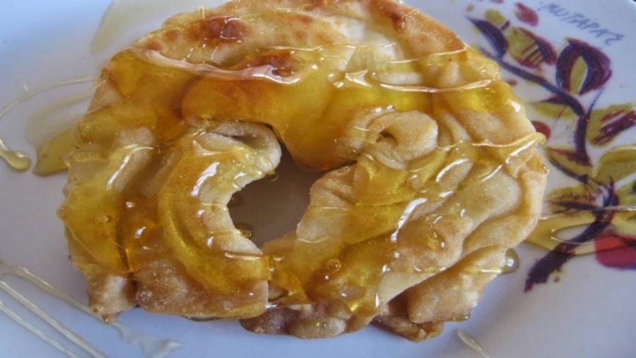 Η λιχουδιά για μικρούς και μεγάλους: Τυροπιτάκια “κατημέρια” με ξινομυζήθρα και μέλι, φτιάχνονται σε χρόνο μηδέν και είναι πεντανόστιμα