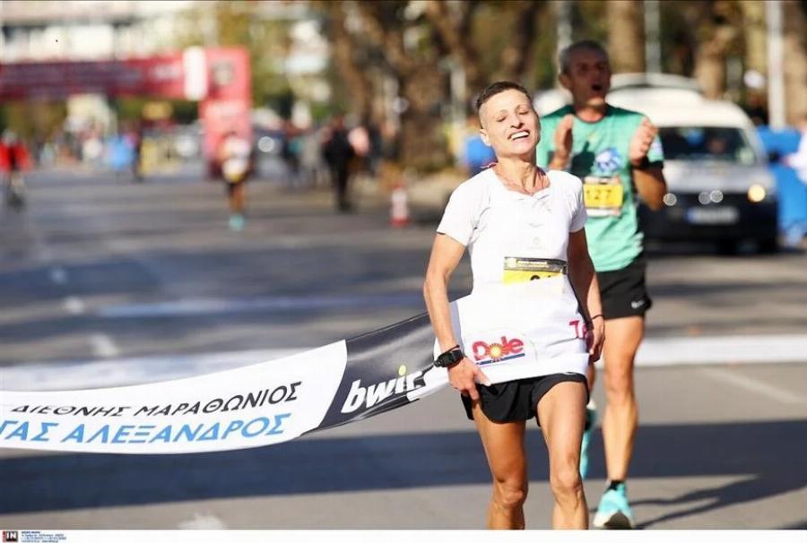 Όλο το ίντερνετ έχει ξετρελαθεί με τη Σόνια Τσεκίνη: Τερματίζει 1η ενώ κάνει χημειοθεραπείες και οι γιατροί της έδιναν μόνο 3 μήνες ζωής