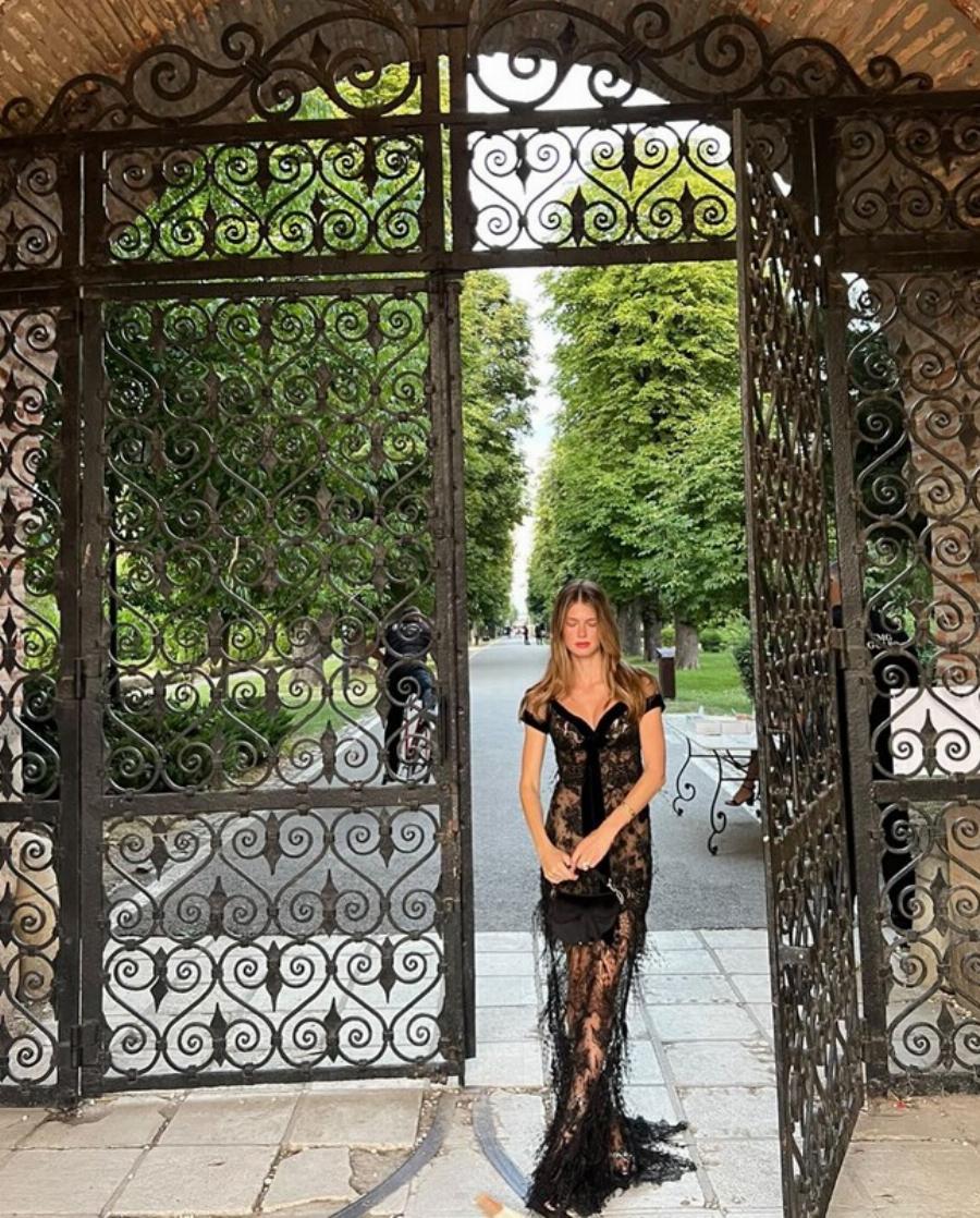 Εμφάνιση που κόβει την ανάσα: Supermodel η Αμαλία Κωστοπούλου με διάφανο φόρεμα σε χλιδάτο πάρτι αρραβώνων στο Βουκουρέστι