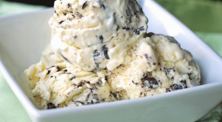 Ό,τι πρέπει για τη λιγούρα για γλυκό: Σπιτικό παγωτό έτοιμο μόλις σε 5′ και με λίγα υλικά