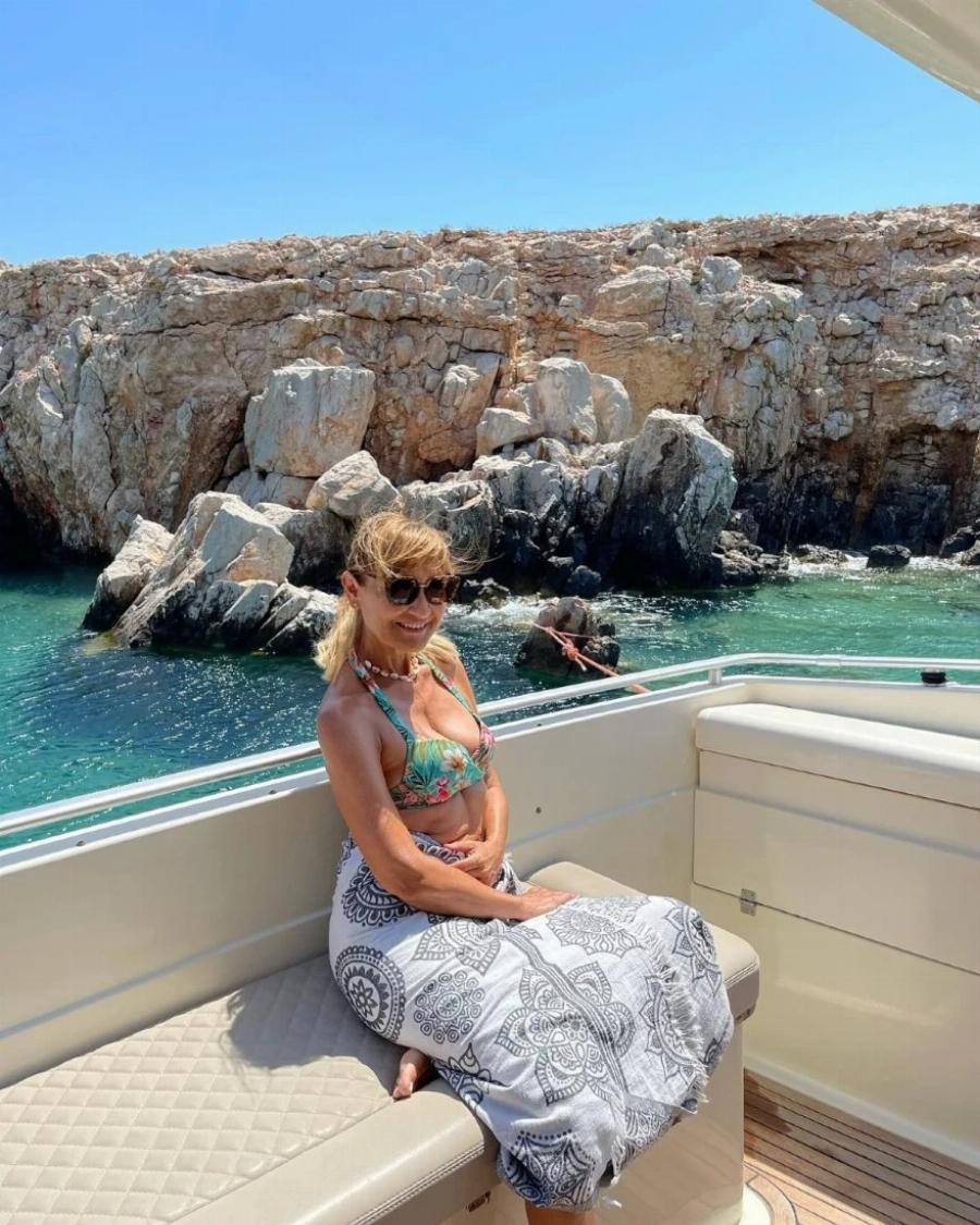 Χωρίς φίλτρα και μακιγιάζ είναι εκθαμβωτική στα 57: Η Μάρα Ζαχαρέα ποζάρει με το μαγιό της πιο φυσική από ποτέ