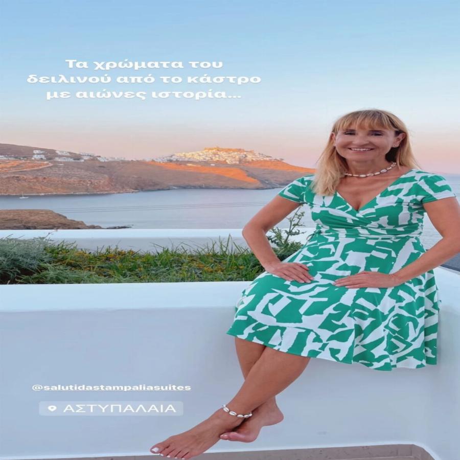 Χωρίς φίλτρα και μακιγιάζ είναι εκθαμβωτική στα 57: Η Μάρα Ζαχαρέα ποζάρει με το μαγιό της πιο φυσική από ποτέ