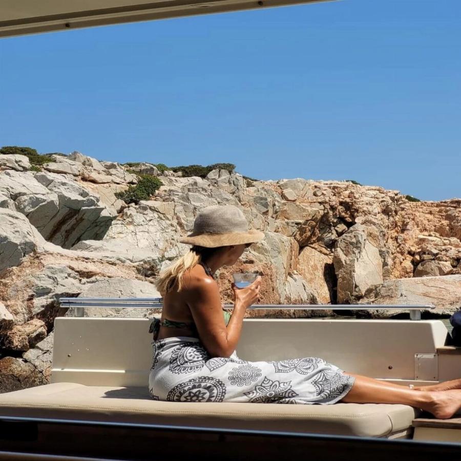 Χωρίς φίλτρα και μακιγιάζ είναι εκθαμβωτική στα 57: Η Μάρα Ζαχαρέα ποζάρει με το μαγιό της πιο φυσική από ποτέ