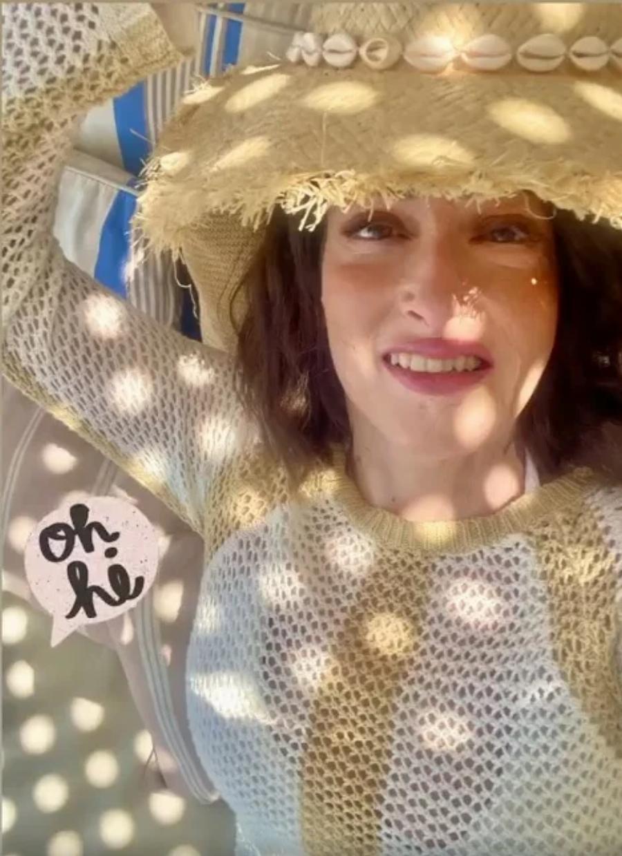 Κούκλα και πιο λαμπερή από ποτέ: Η Ιωάννα Παλιοσπύρου στην παραλία με εντυπωσιακό ψάθινο καπέλο και λαμπερό χαμόγελο