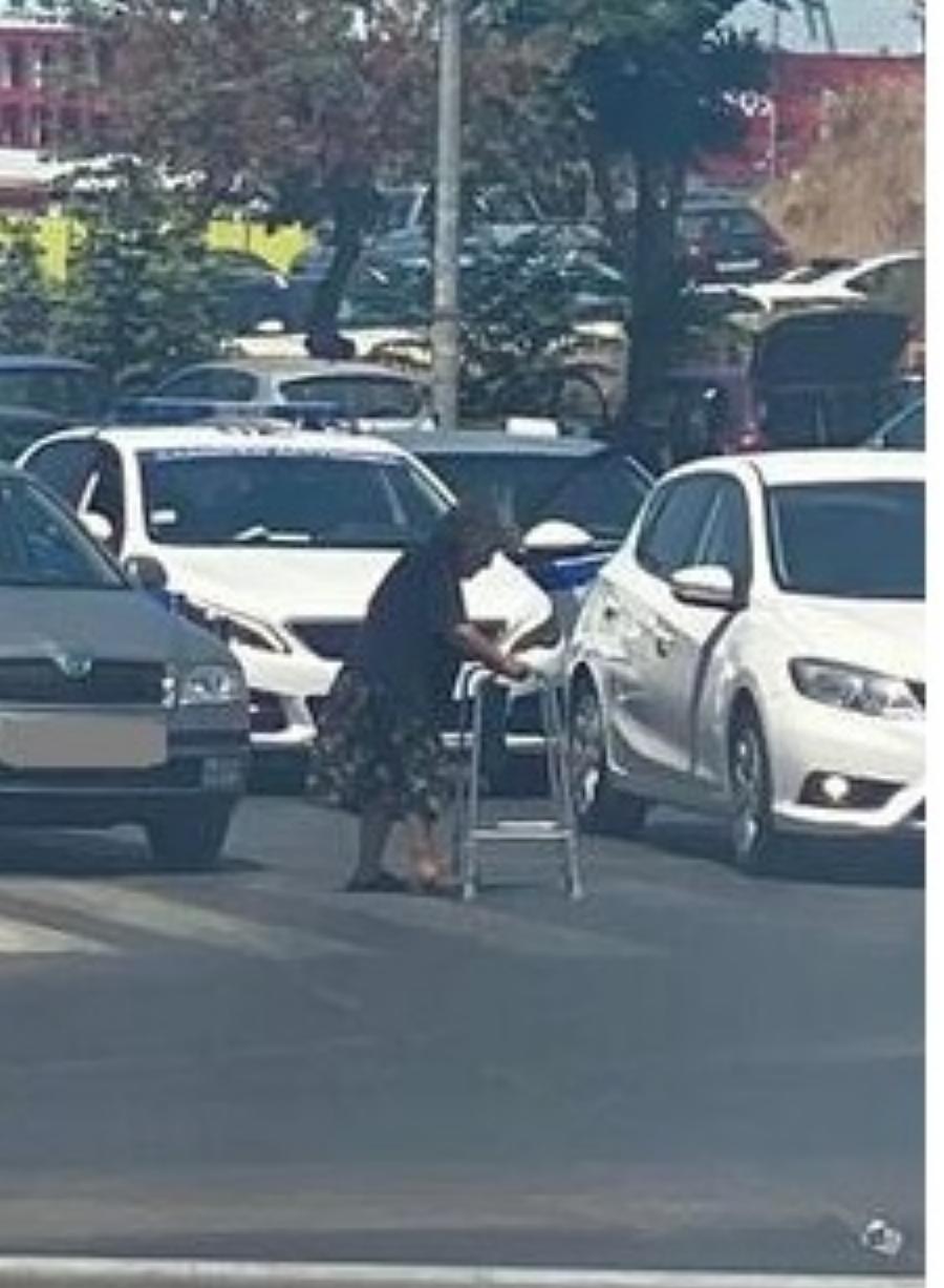 Πράξεις ανθρωπιάς από την ελληνική αστυνομία: Έκλεισαν τον δρόμο για να περάσει ηλικιωμένη
