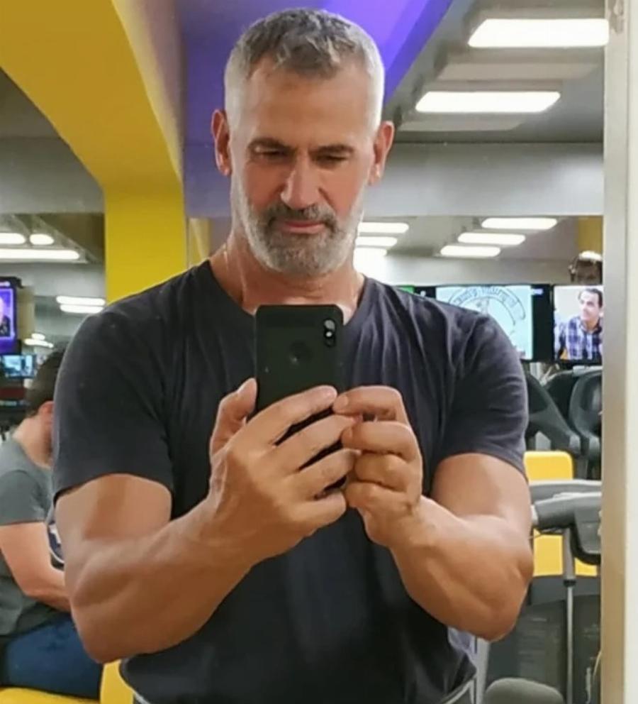 Αγνώριστος ο «Αστέρης» από το «Καφέ της Χαράς»: 15 χρόνια μετά ο Χρήστος Μάντακας παραμένει γοητευτικός