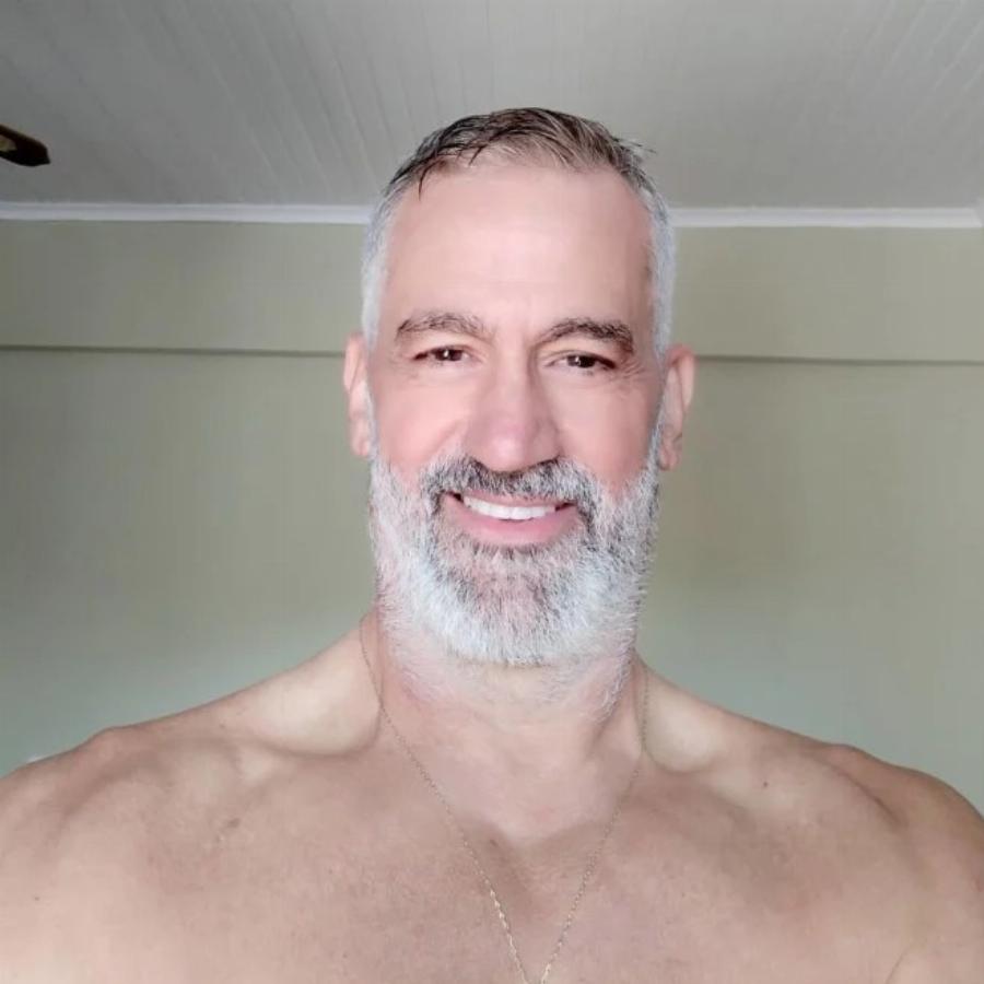 Αγνώριστος ο «Αστέρης» από το «Καφέ της Χαράς»: 15 χρόνια μετά ο Χρήστος Μάντακας παραμένει γοητευτικός