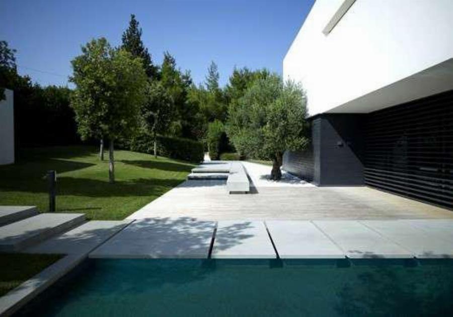 Μέσα στη χλιδή και με τεράστια πισίνα: Το γουστόζικο σπίτι της Δέσποινας Βανδή στα νότια προάστια με την μοντέρνα διακόσμηση