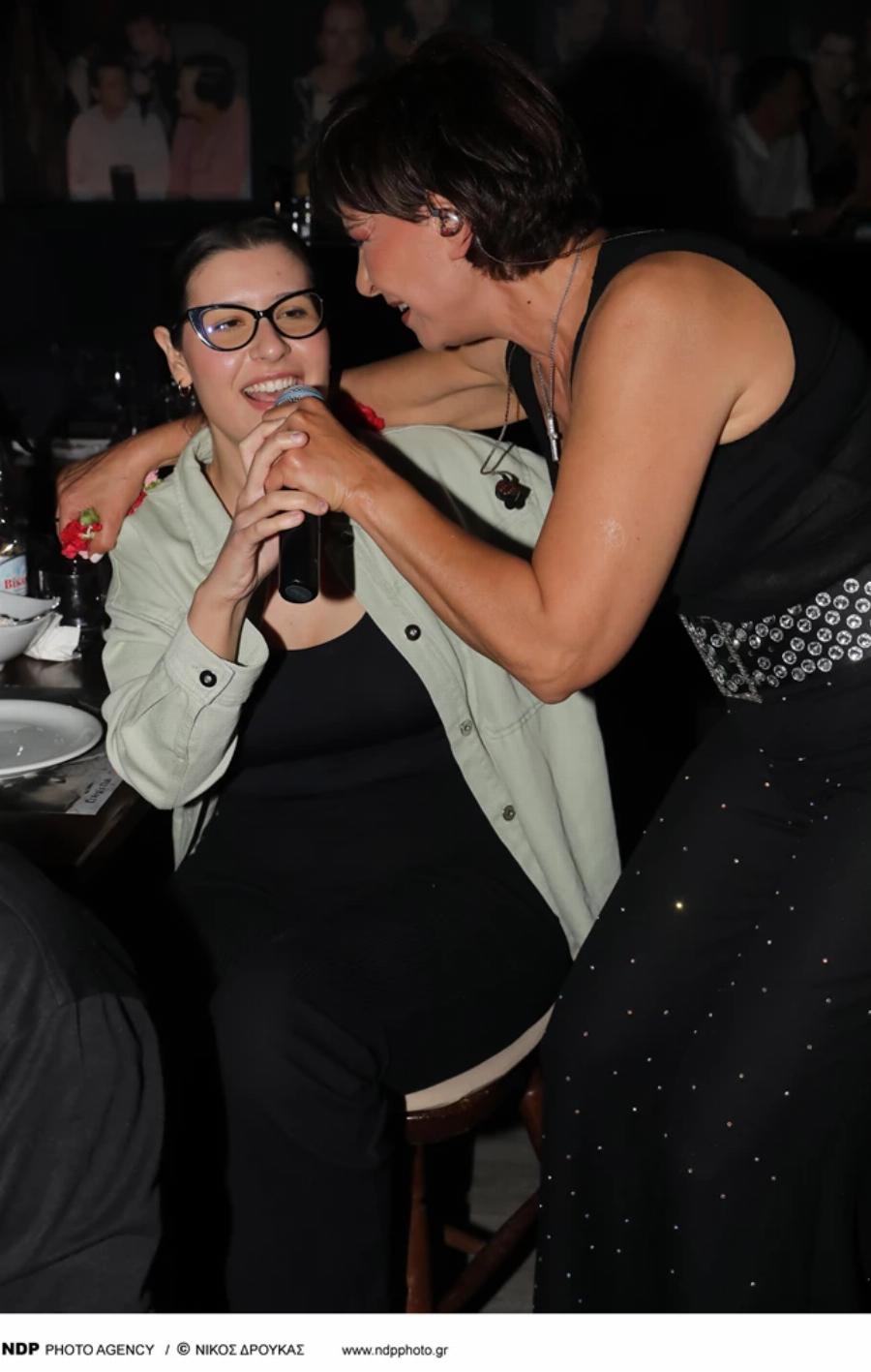 Κωνσταντίνα: Ποζάρει αγκαλιά με την κόρη της Χριστίνα Δουκάκη η οποία βρίσκεται συνέχεια στο πλευρό της