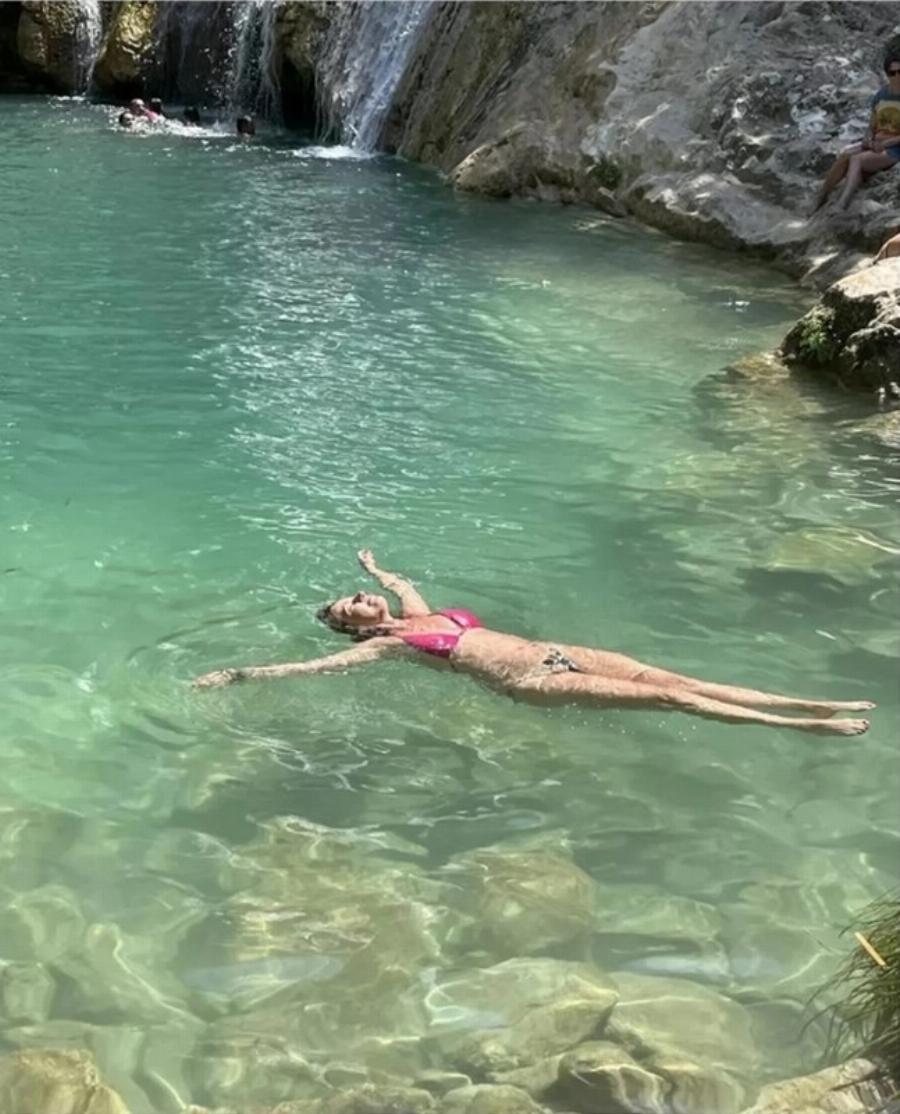 Εντυπωσιάζει με το κορμί της η Παναγιώτα Βλαντή: Παραμένει αψεγάδιαστη στα 53 της και απολαμβάνει βουτιές σε καταρράκτες