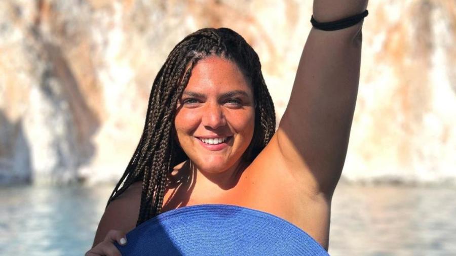 Μοναδική Δανάη Μπάρκα: Καλοκαρινές πόζες με σκυλάκι σε πισίνα και με την κουλούρα της