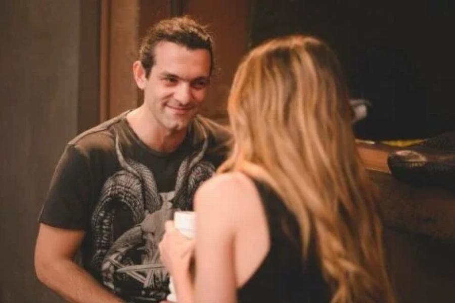 Με ξυρισμένο μούσι και κοντά μαλλιά: Τον Φίλιππο Μιχόπουλο ούτε η Αθηνά Οικονομάκου δεν θα τον γνώριζε