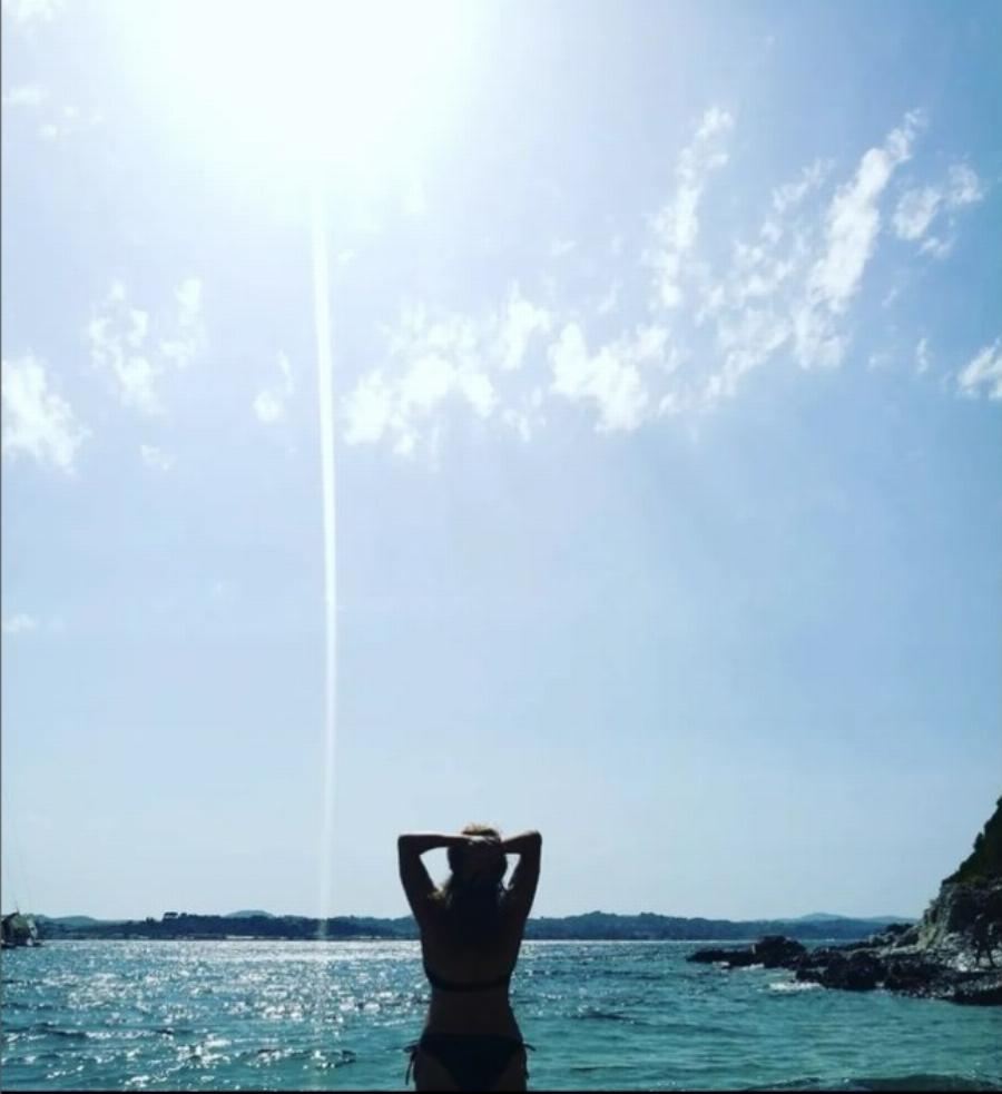 Η 63χρονη Άντζελα Γκερέκου πιο εντυπωσιακή από ποτέ με μαύρο μπικίνι και αψεγάδιαστη σιλουέτα