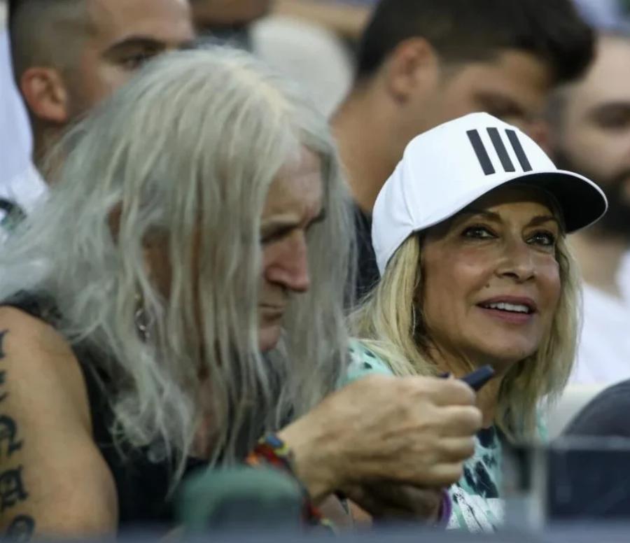 Η αλλαγή στην εμφάνιση του Νίκου Καρβέλα που ελάχιστοι εντόπισαν: Έχασε τα μαλλιά του ο τραγουδιστής, με περούκα στη πρόσφατη εμφάνιση του στο γήπεδο