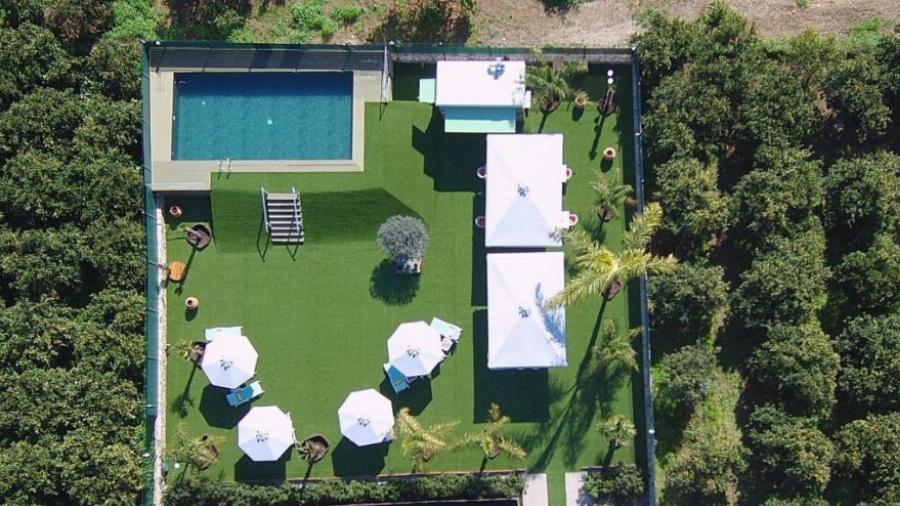 Πιο ερωτευμένοι από ποτέ Βανδή – Μπισμπίκης: Η απομονωμένη βίλα πισίνα και μόλις δυο ώρες από την Αθήνα, στην οποία ζουν τον έρωτα τους