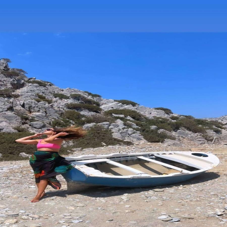 Όλα τα βλέμματα στην Σταματίνα Τσιμτσιλή: Η εντυπωσιακή πόζα της παρουσιάστριας δίπλα στη βάρκα με ροζ μαγιό και παρεό