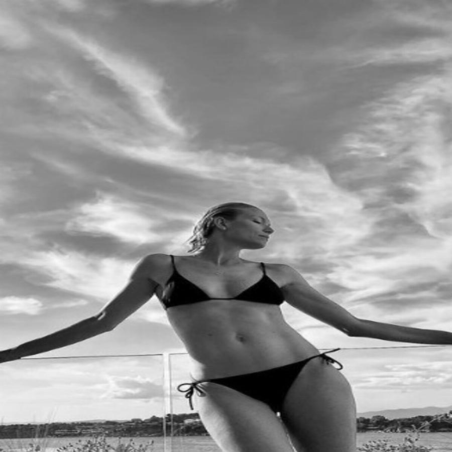 Κορμί λαμπάδα και κοιλιακοί «φέτες»: Η Βίκυ Καγιά ποζάρει με μαύρο μπικίνι πριν την πρεμιέρα του GNTM 5