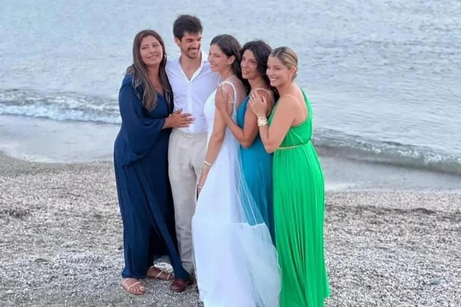 Συγκίνηση για την Πόπη Τσαπανίδου: Οι φωτό να συνοδεύει τη κόρη της νυφούλα και το μήνυμά της