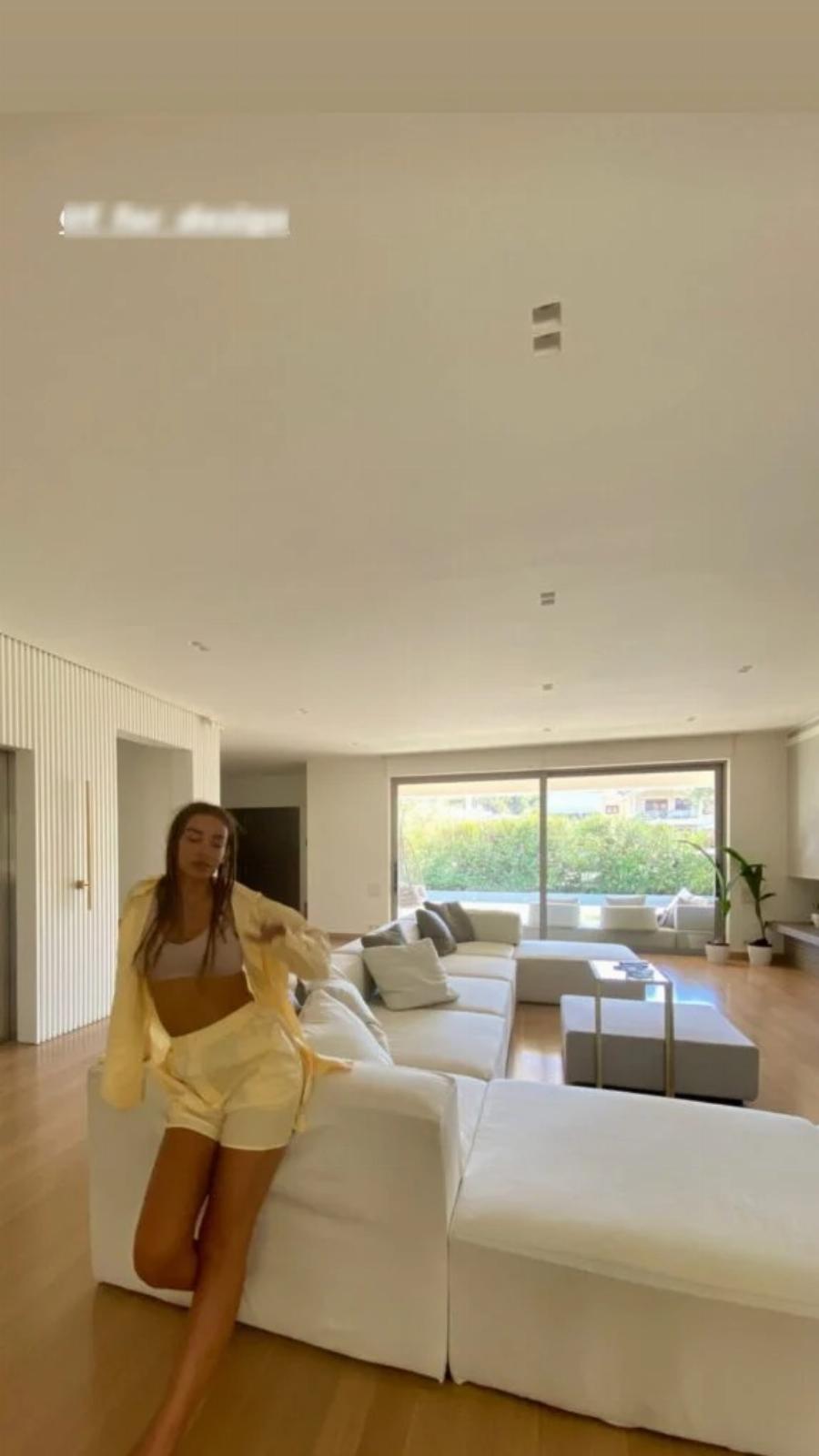 Κατάλευκο και πολυτελές: Αυτό είναι το σπίτι της Ελένης Φουρέιρα με τη μίνιμαλ διακόσμηση και τον τεράστιο καναπέ