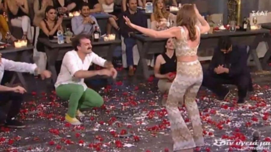 Το ζεϊμπέκικο στην ελληνική τηλεόραση που προκάλεσε αίσθηση: «Πλημμύρα» από πιάτα και γαρύφαλλα