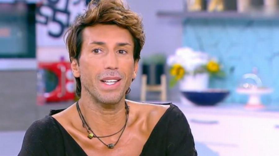 Σπαρακτικός ο Κωνσταντίνος Εμμανουήλ: «Ο πατέρας μου σκοτώθηκε και η μαμά μου την άλλη μέρα, 15 χρόνων με δύο παιδιά στην κοιλιά της, πήγε στην κηδεία του»