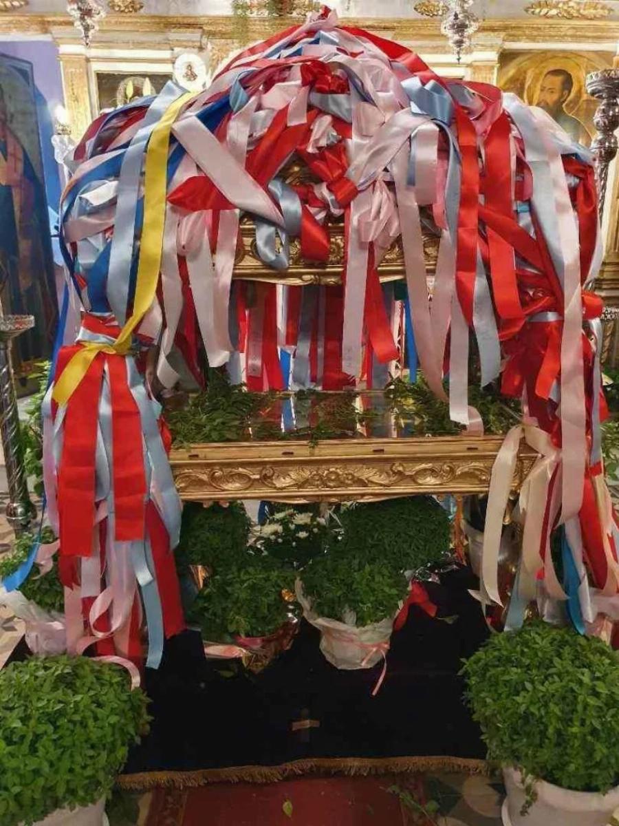Γιορτή Δεκαπενταύγουστου στην Κέρκυρα: Οι επιτάφιοι της Παναγιάς που στολίζονται με εκατοντάδες πολύχρωμες κορδέλες
