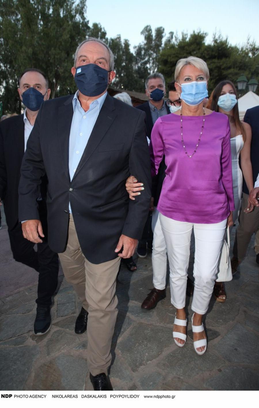 Κομψή και σικ: Η Νατάσα Παζαΐτη εντυπωσίασε με την κομψότητα σε εμφάνιση της στην Επίδαυρο