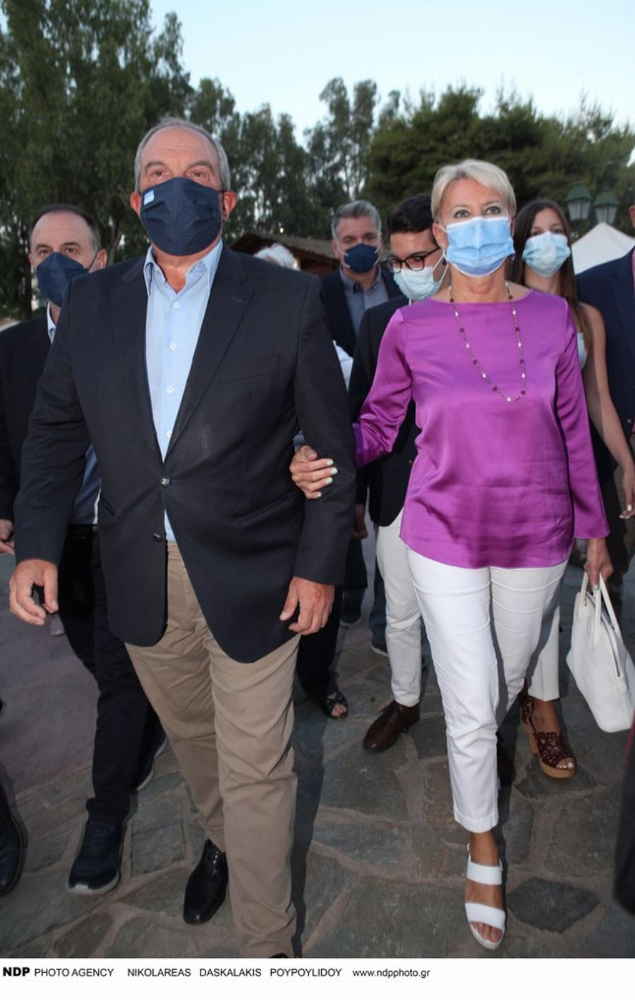 Κομψή και σικ: Η Νατάσα Παζαΐτη εντυπωσίασε με την κομψότητα σε εμφάνιση της στην Επίδαυρο