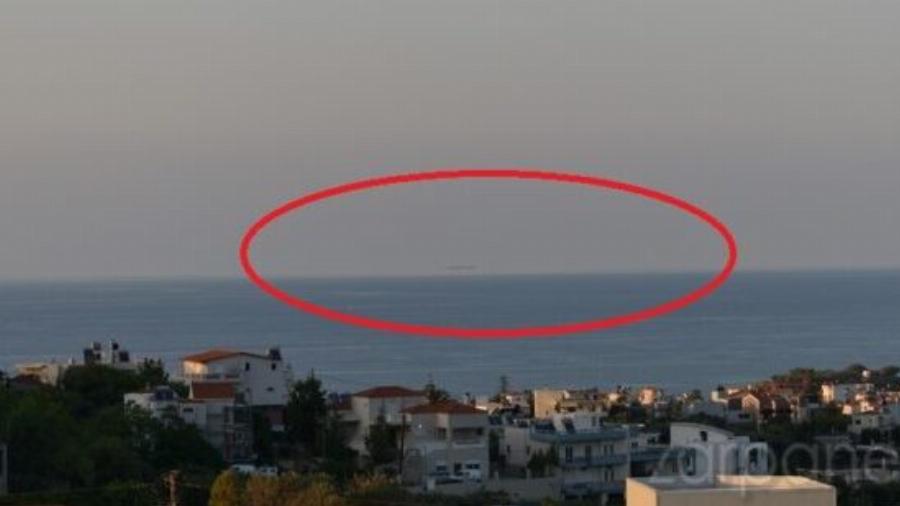 Το φαινόμενα στα Χανιά που τράβηξε τα βλέμματα: Πλοίο «αιωρείται» πάνω από τη θάλασσα
