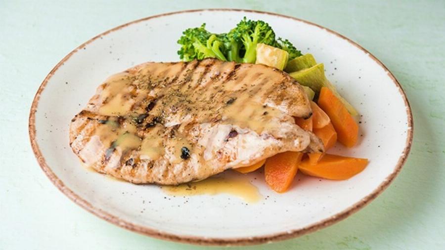 Το πιο ζουμερό κοτόπουλο που φάγατε ποτέ: 4 απλά βήματα για να πετύχετε υπέροχα μαγειρεμένο στήθος