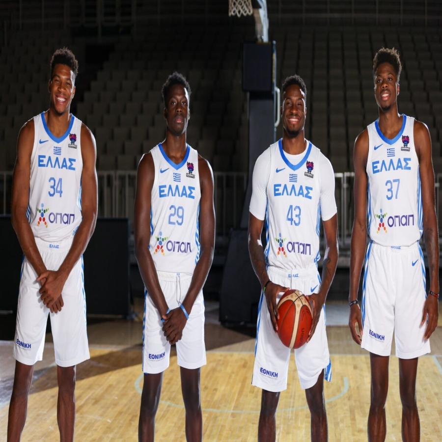 «Είμαστε περήφανοι»: Τα αδέλφια Αντετοκούνμπο φωτογραφίζονται με την νέα φανέλα της Εθνικής Ελλάδας