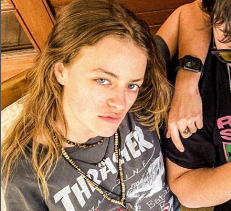 Βουτιές και ατέλειωτο καλοκαίρι για την Γαία Μερκούρη: Το κορίτσι του Άγγελου Λάτσιου φοράει το κίτρινο μπικίνι της και απολαμβάνει το μπάνιο της