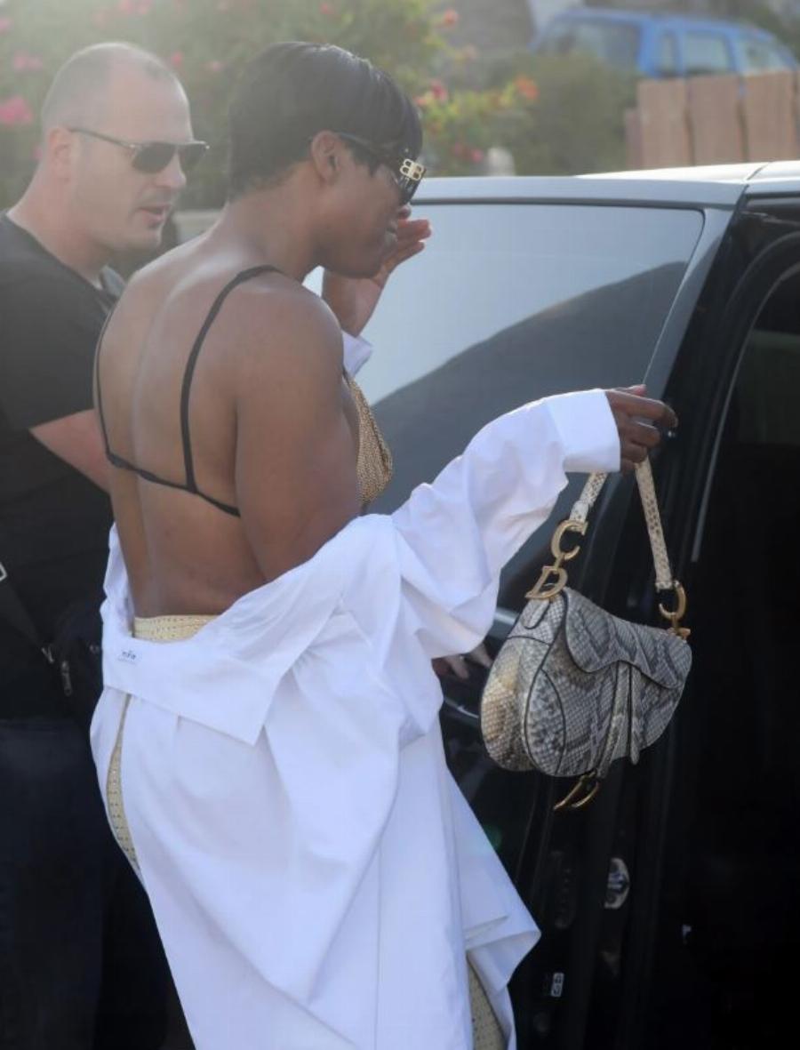 Απολαμβάνει τις καλοκαιρινές διακοπές του στην Μύκονο και εντυπωσιάζει: Ο 30χρονος γιος του Μάτζικ Τζόνσον τρέλανε με την εμφάνιση του