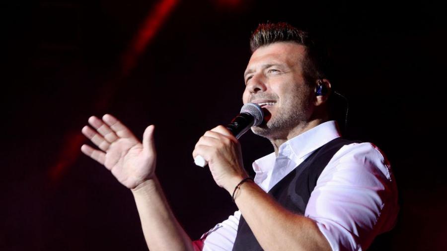 Πράξεις αγάπης από τον Πλούταρχο: Γονάτισε και τραγούδησε σε 22χρονη με τετραπληγία στη Μυτιλήνη