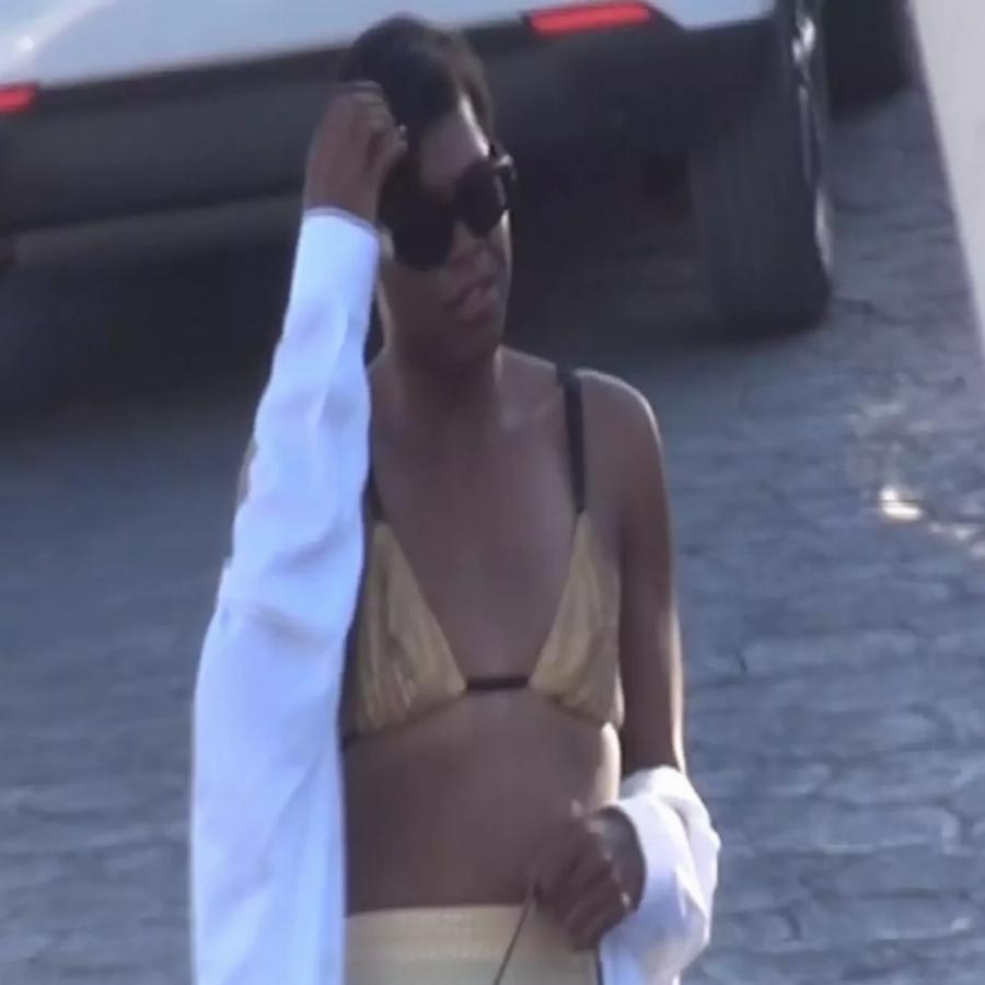 Τράβηξε τα βλέμματα στην Μύκονο ο Μάτζικ Τζόνσον: Με… τακούνια και μπικίνι σε πάρτυ του νησιού