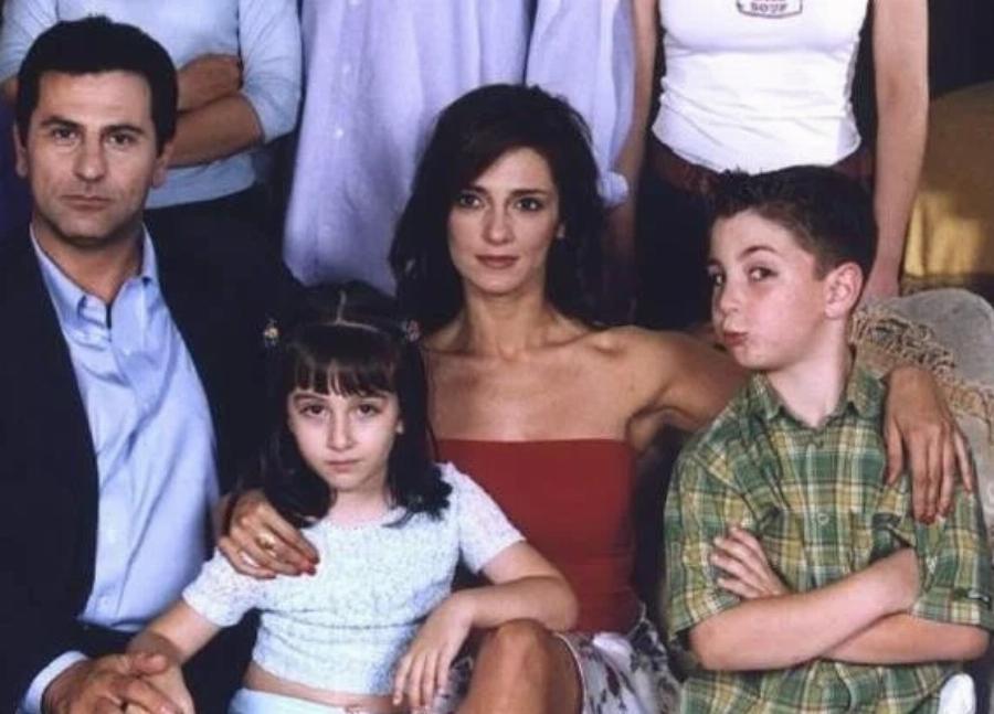 Δεν θα τον αναγνώριζε ούτε η Μαρία Λεκάκη: Άφησε μούσια, γυμνάστηκε και είναι πιο όμορφος από ποτέ ο Φοίβος από τη «Νταντά»