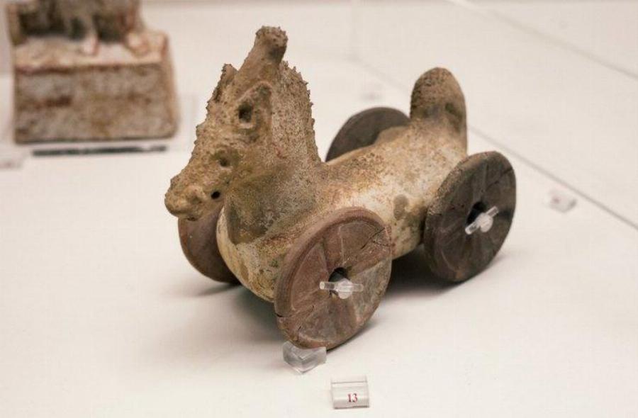 Δημιουργικά και πανέξυπνα: Με αυτά τα παιχνίδια έπαιζαν τα παιδιά στην αρχαία Ελλάδα