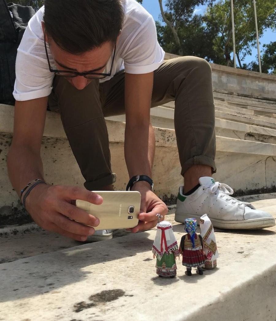 Πέτρος Καμινιώτης: Αυτός ο 19χρονος Έλληνας ντύνει φιγούρες Playmobil με παραδοσιακές ελληνικές φορεσιές.