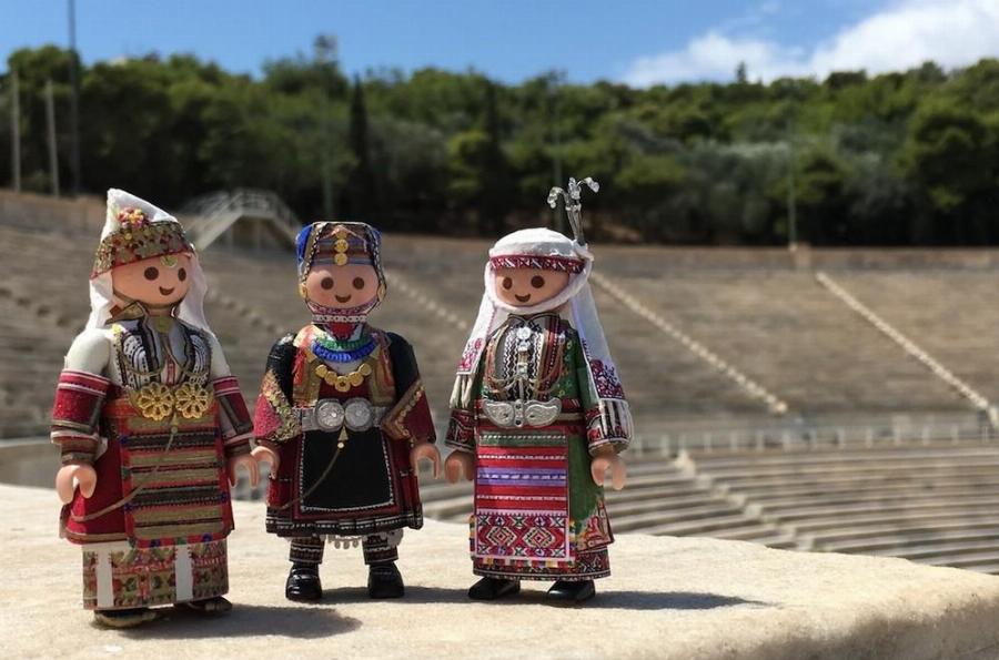 Πέτρος Καμινιώτης: Αυτός ο 19χρονος Έλληνας ντύνει φιγούρες Playmobil με παραδοσιακές ελληνικές φορεσιές.